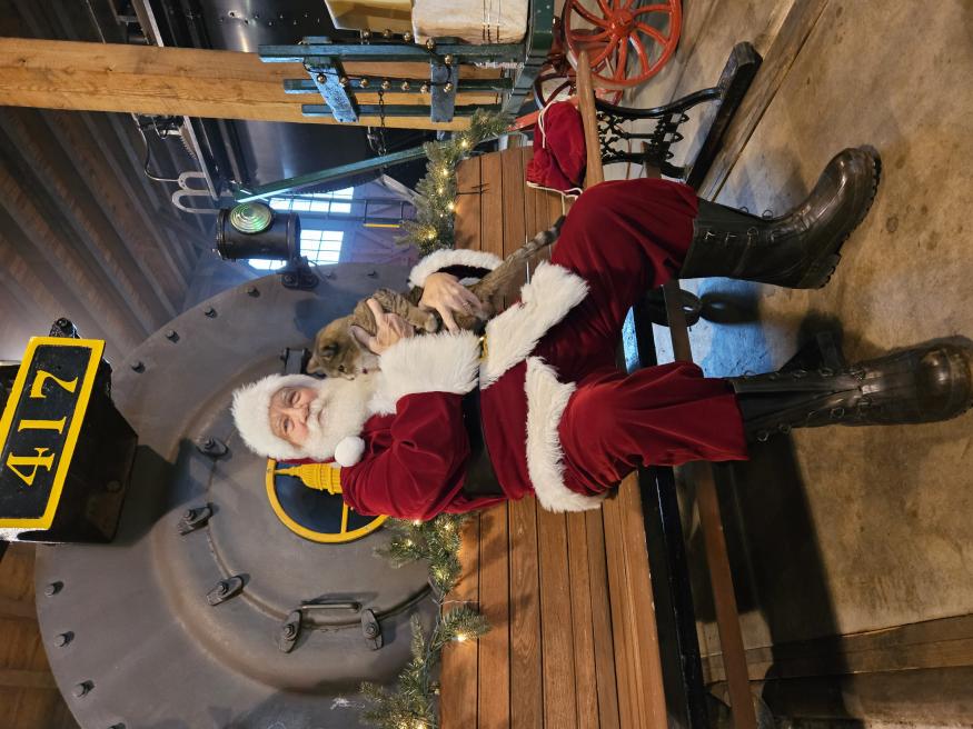 Santa Comes to the Roundhouse 