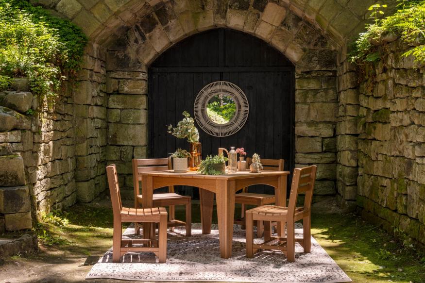 outdoor dinning table